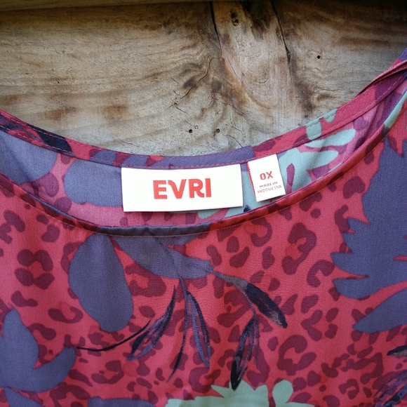 EVRI Women's Top Beautiful Design Buttons Down The Back Size OX. (Oversized top) - Picture 3 of 12